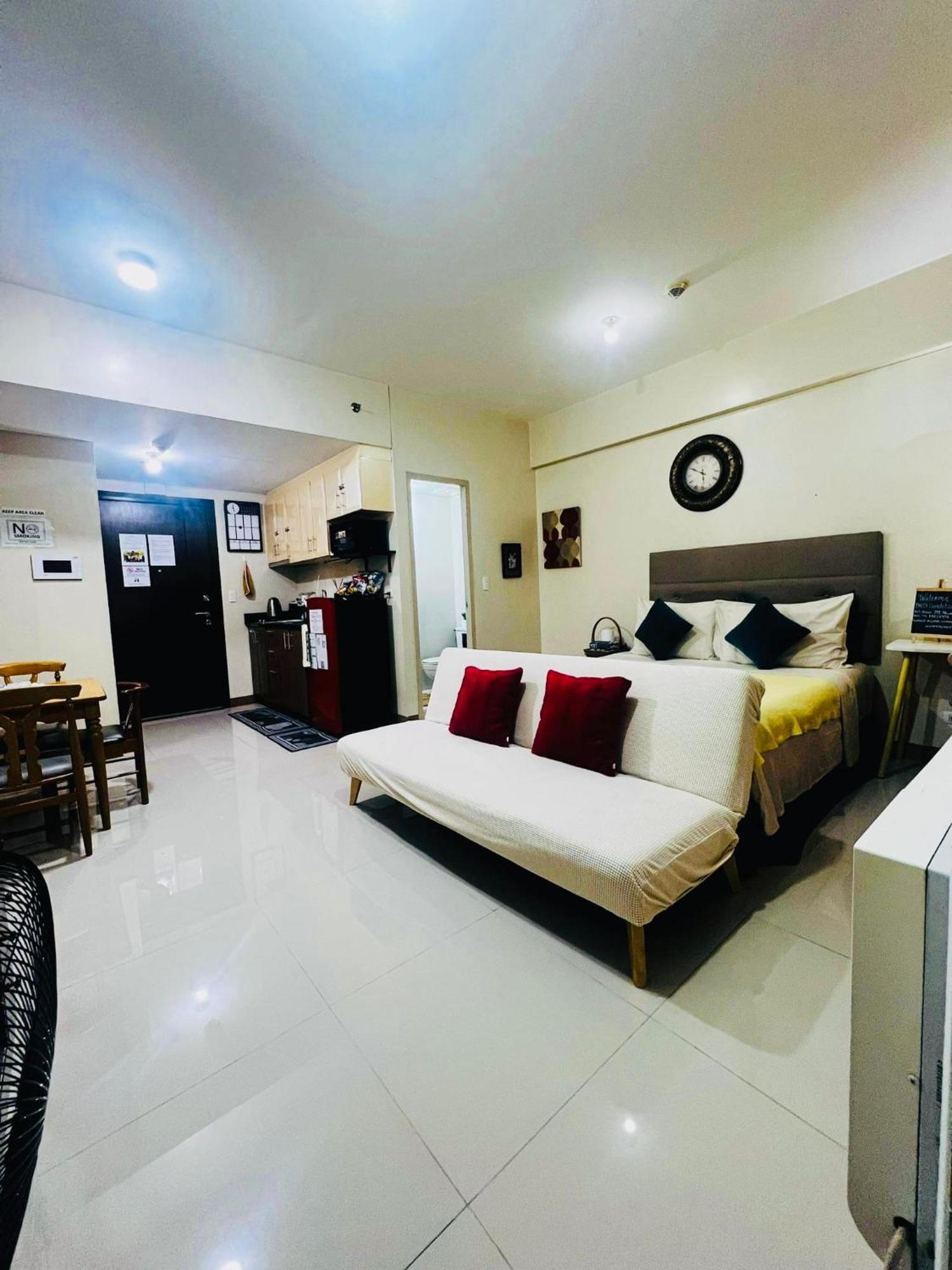 One Palm Tree Villas Condominium - Studio 2Nd Fl With Balcony - Across Terminal 3 Airport Pasay Exterior foto