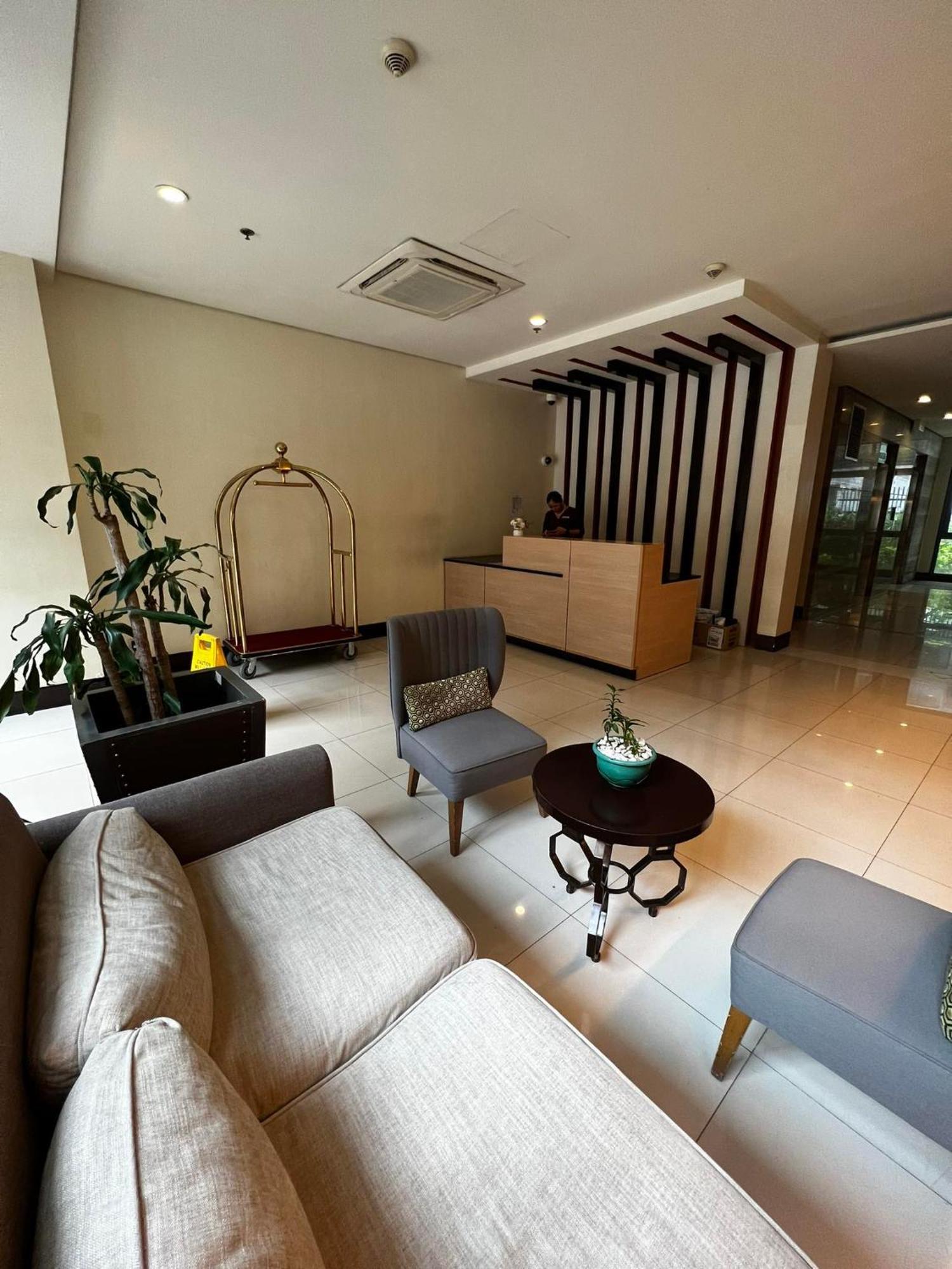 One Palm Tree Villas Condominium - Studio 2Nd Fl With Balcony - Across Terminal 3 Airport Pasay Exterior foto